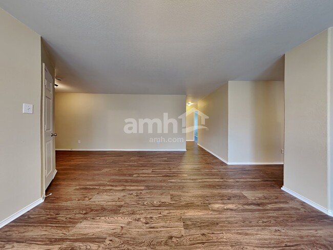 Building Photo - 805 Windflower Dr
