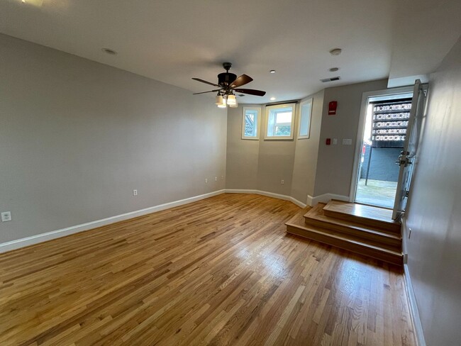 Building Photo - Columbia Heights living! 1 bedroom plus DE...