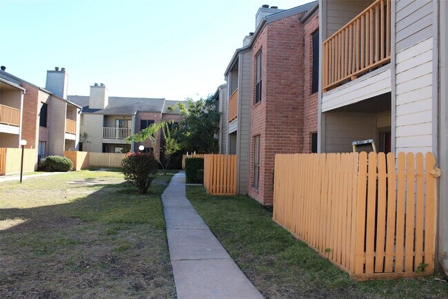 Building Photo - 16111 Aspenglen Dr