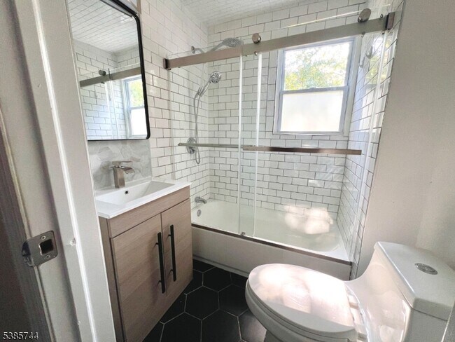 Building Photo - 27 William St