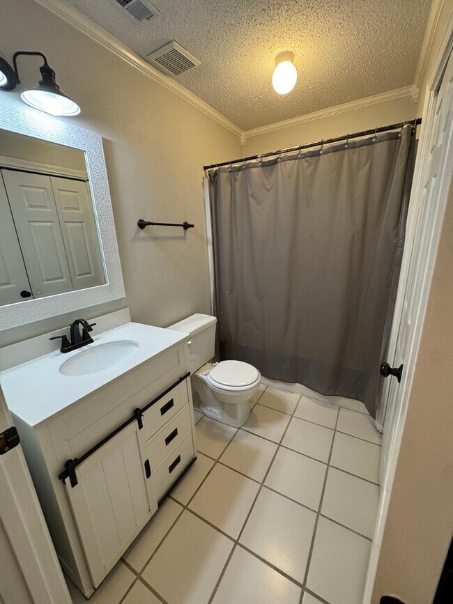 Building Photo - GREAT COMMUTE LOCATION!