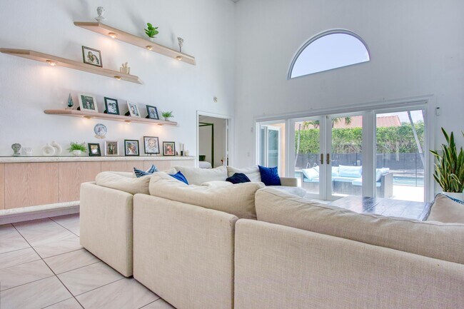 Building Photo - 10341 Buena Ventura Dr