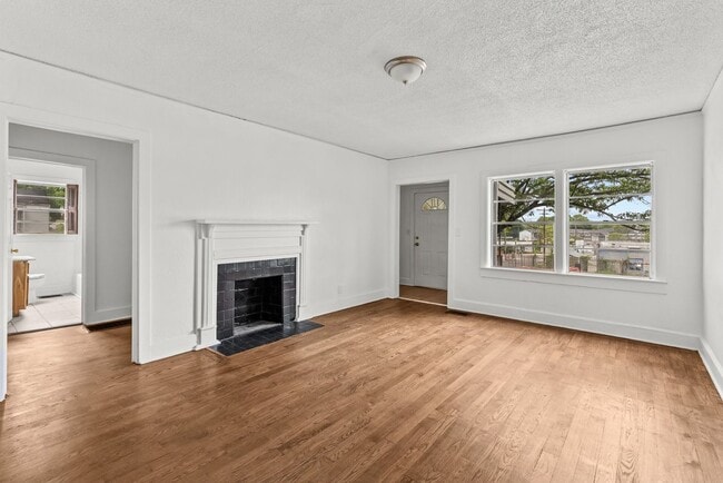 Building Photo - Newly Renovated 3 Bedroom 2 Bath Home Avai...