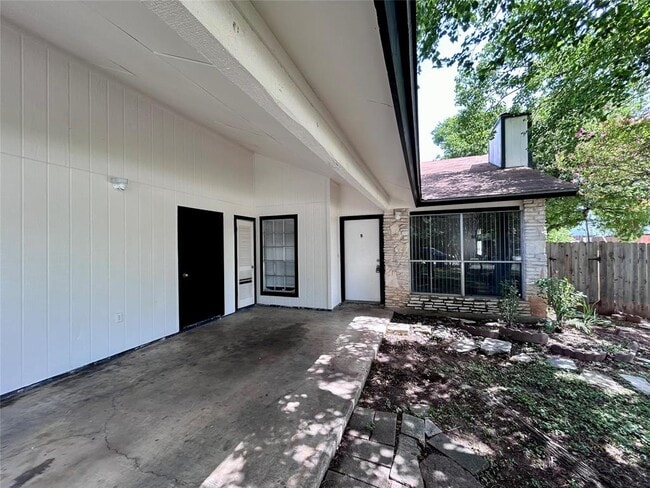 Building Photo - 1500 No Mor Cove