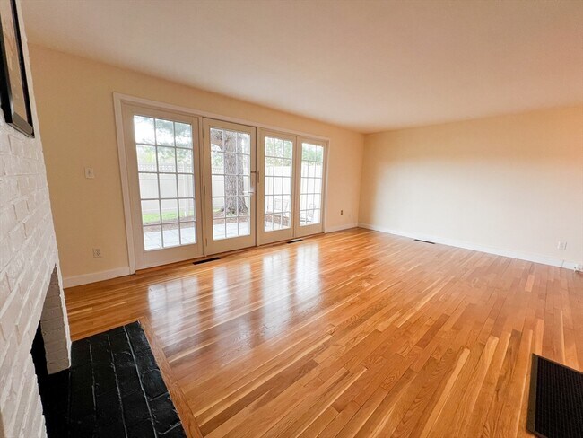 Building Photo - 11 Oak St