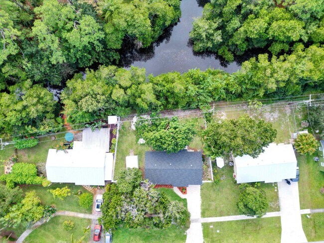 Building Photo - 992 Mohican Blvd