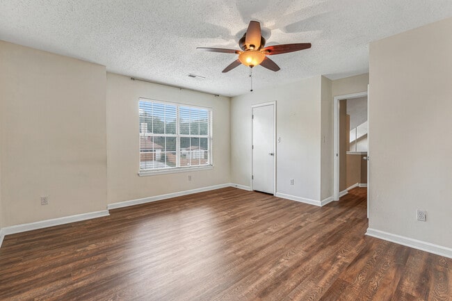 Building Photo - 123 River Oaks Dr
