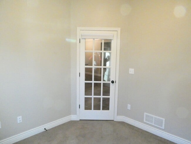 Building Photo - 3 bedroom 2 bath home- Quail Creek Subdivi...