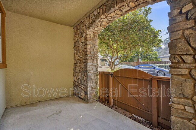 Building Photo - 718 El Paseo Cir