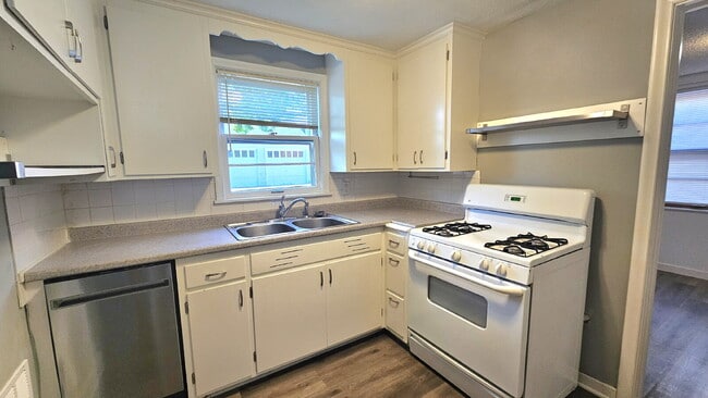 Building Photo - "Charming Edina Duplex Retreat: Spacious 1150 Sq Ft Haven!" Available now!