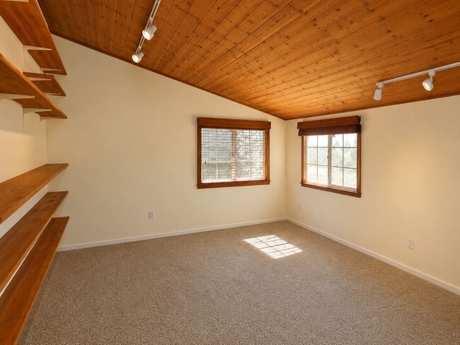 Building Photo - Spacious Student Rental Near Campus – HUGE DISCOUNT + ONE MONTH FREE!