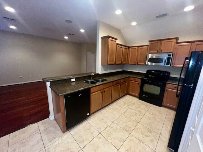 Building Photo - MOVE IN NOW-OVIEDO RENTAL!BEAUTIFUL 3 bd 2.5 bath townhome! 2 CAR ATTACHED GARAGE!FRESH PAINT! Wa...