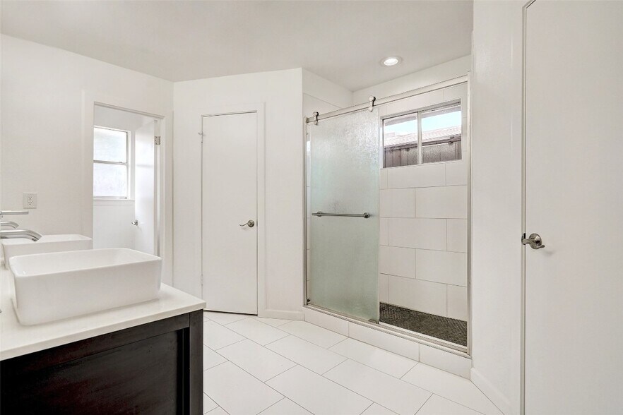 1 of the 3 full bathrooms - double vanity - 11804 Aloe Vera Trl