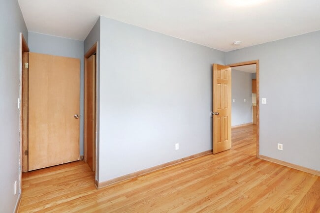 Building Photo - Don't Fuss with the Bus -5 Bed - 3 Bath - ...