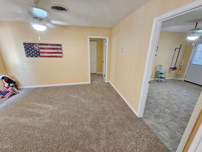 Building Photo - Large Remodeled 4 Bedroom / 2 Bath Home Re...