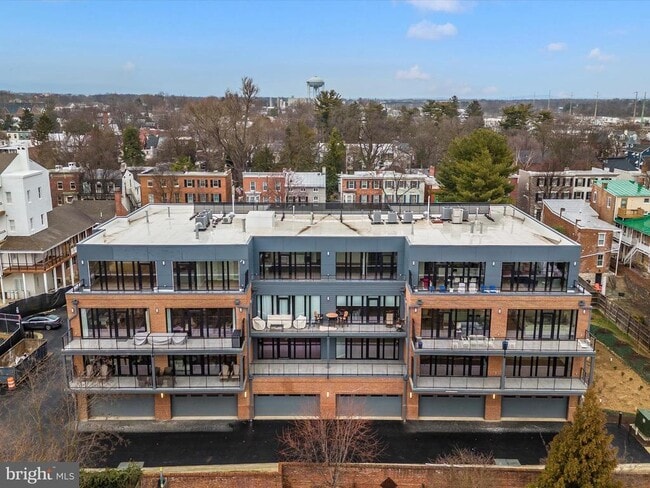 Building Photo - 210 E 2nd St