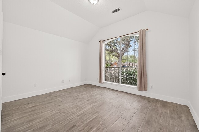 Building Photo - 3143 Oakwood Run Dr