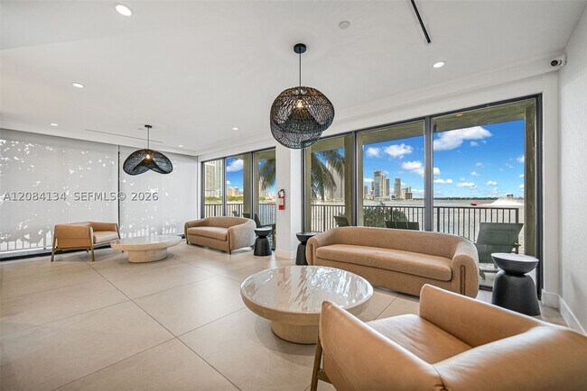 Building Photo - 801 N Venetian Dr