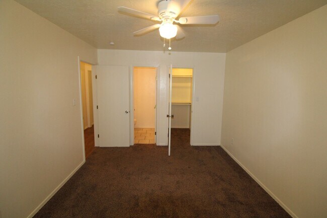 Building Photo - 211-213 Skylark Ct