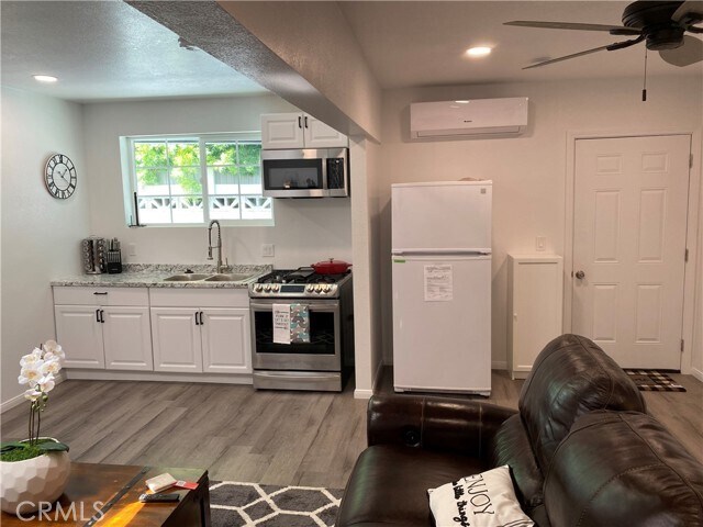 Building Photo - 723 N Quince Ave