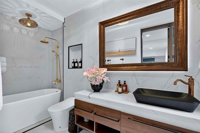 Building Photo - 800 NE 97th St