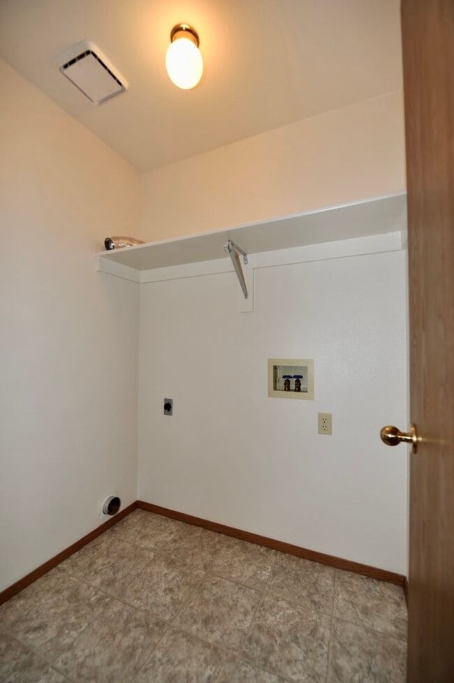 Building Photo - Hayden Apt. Available 2 bed 1 bath (upstairs)