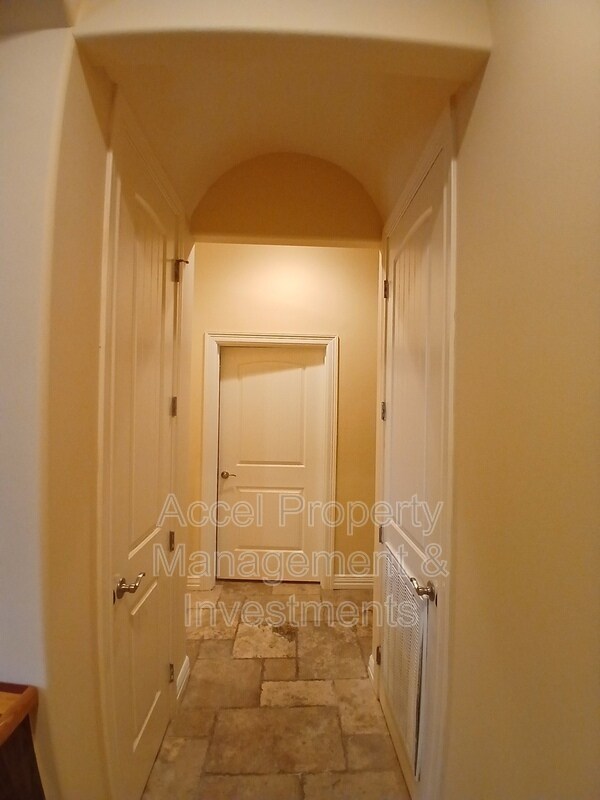 Building Photo - 2423 W Hampton Ave