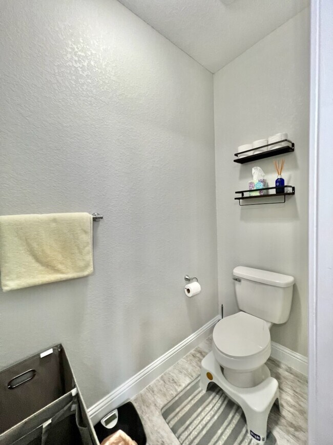 Building Photo - 2100 Pomegranate Ct