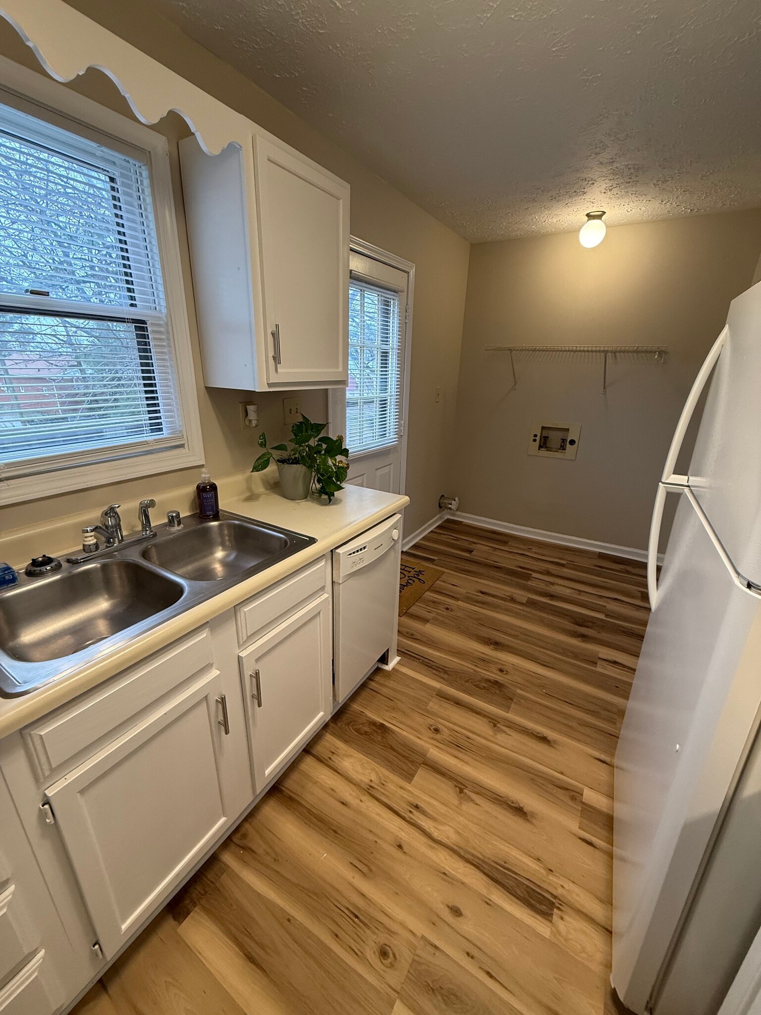 Building Photo - 719 Main St