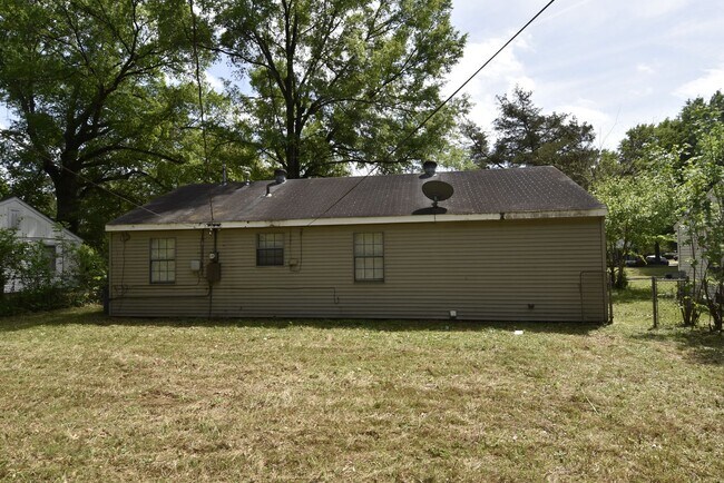 Building Photo - Charming 2-Bedroom Home in Berclair - A Must See!