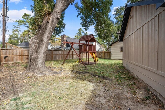 Building Photo - 16015 Southampton Dr