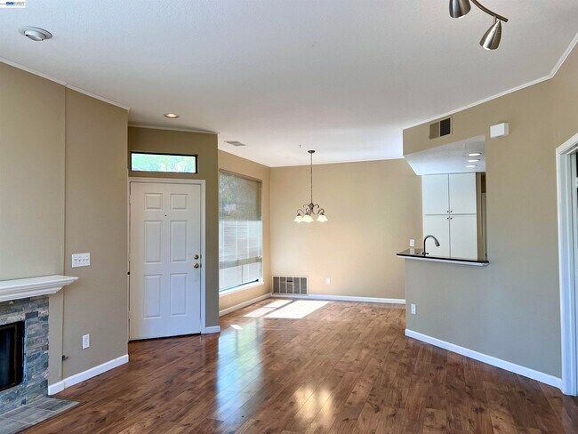 Building Photo - 3089 Lakemont Dr