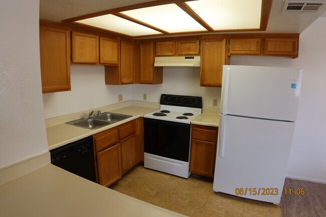 Building Photo - 921 Rockview Dr