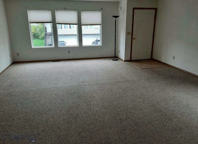 Building Photo - 4 Bedroom Townhome in Hawks Ridge