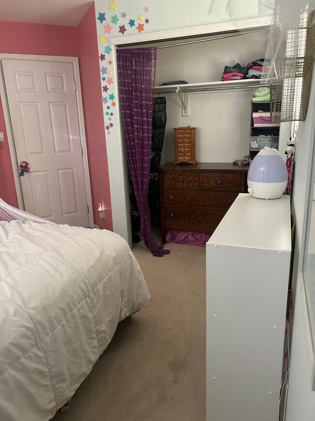 Building Photo - Welcome to your new home!  3 beds, 2.5 bat...