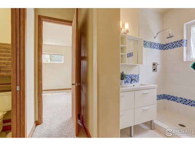 Building Photo - "Charming 3-Bed Townhouse Retreat with Spacious Living in Boulder!"