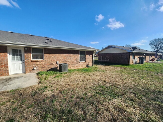 Building Photo - 24 Paige St