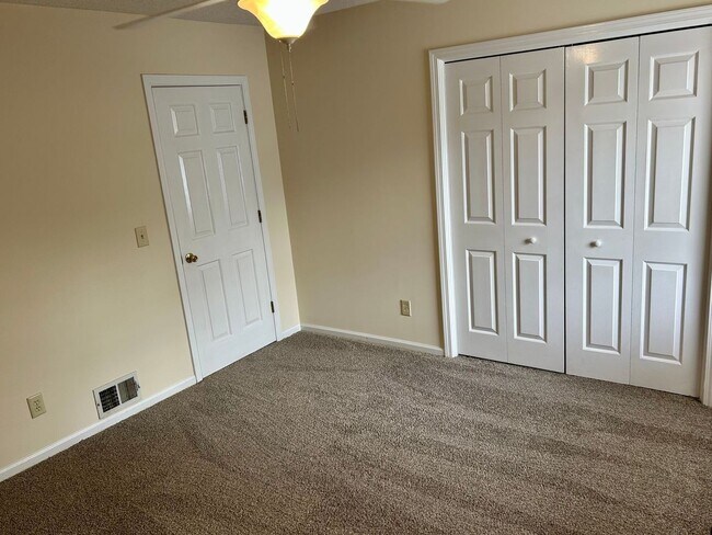 Building Photo - Conveniently Located Townhouse!