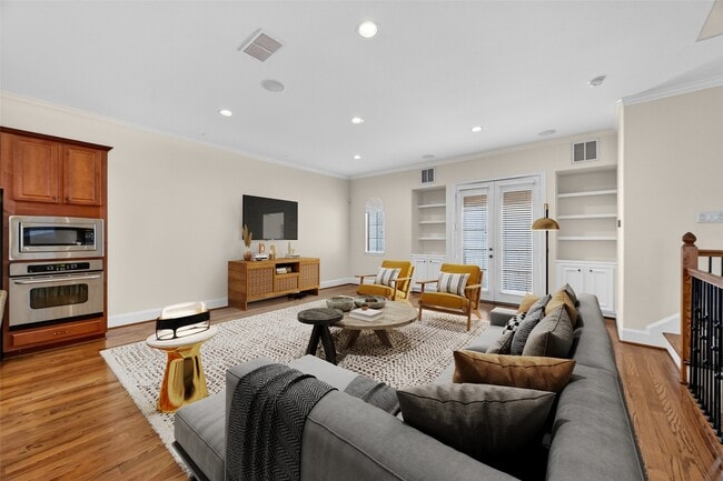 Building Photo - 5305 Lillian St