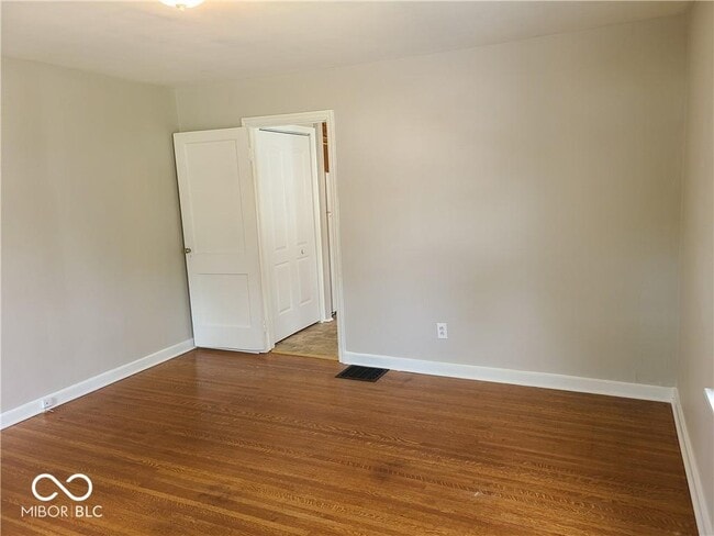 Building Photo - 5838 Rosslyn Ave