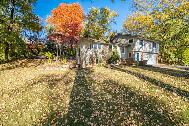 Building Photo - Lake Minnetonka 3-Bedroom Modernized Home ...