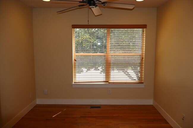 Building Photo - Stunning Modern Five Bedroom Home in Loveland