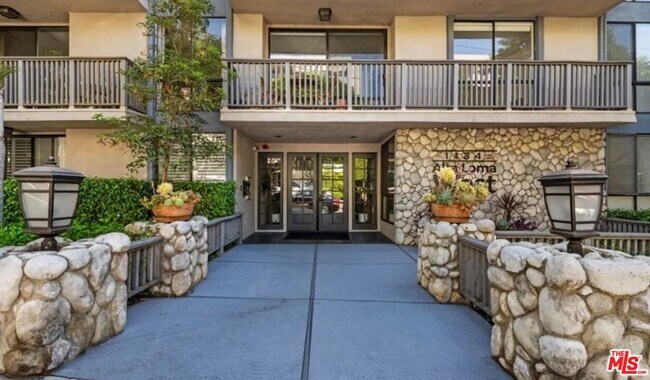 Building Photo - 1134 Alta Loma Rd