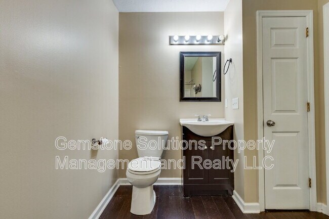 Building Photo - 1111 Cedarhill Ct