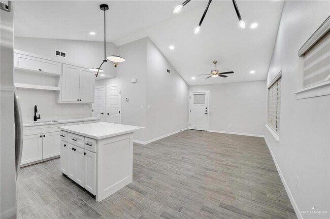Building Photo - 15 N 15th Ln