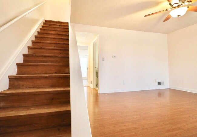 Building Photo - 2 Bedroom/2 Bath Townhouse near Stadium - ...