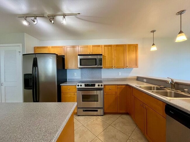 Building Photo - Makakilo: 3 Bdrm 2.5 Bath Townhouse w/ 2 C...