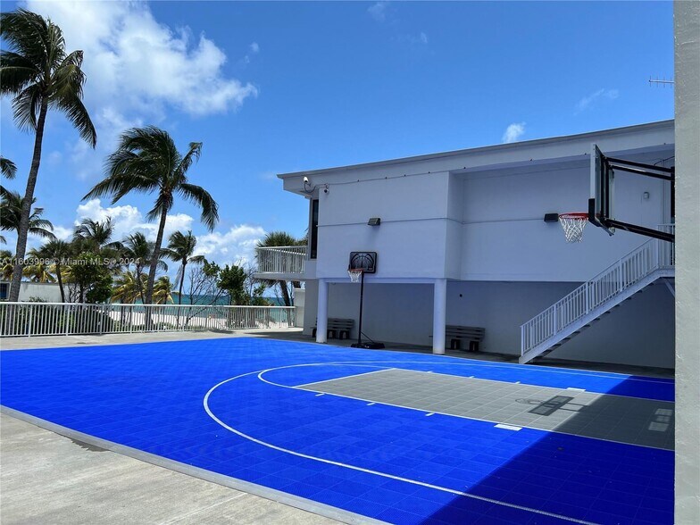 Building Photo - 5401 Collins Ave