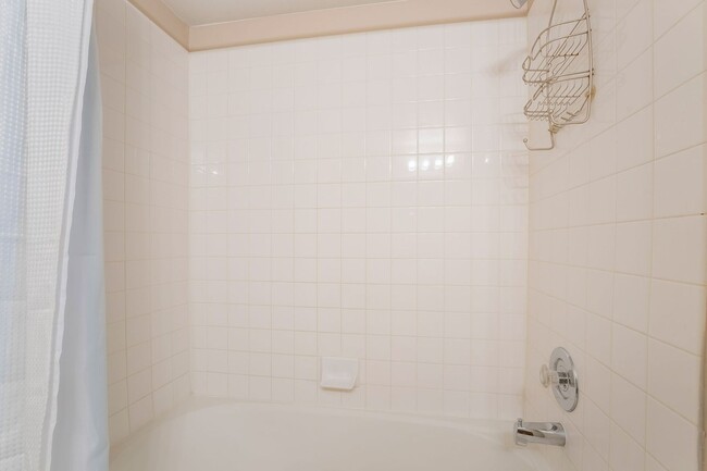 Building Photo - Spacious Two Bedroom with Garage!