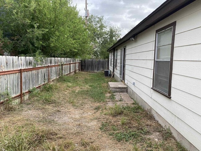 Building Photo - 217 Fletcher Dr